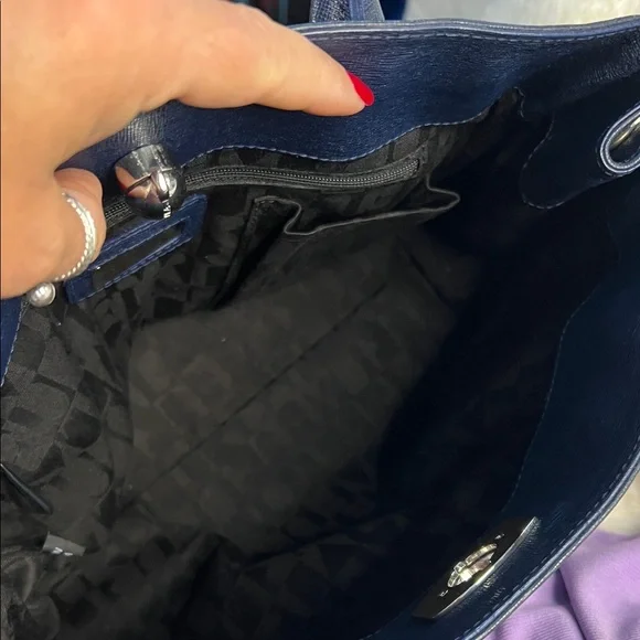 Furla Appaloosa leather hand bag in blue with a silver-tone twist-lock closure. - Picture 4 of 7